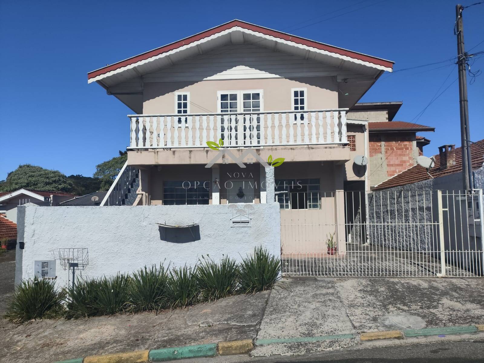 Casa à venda com 2 quartos, 200m² - Foto 1