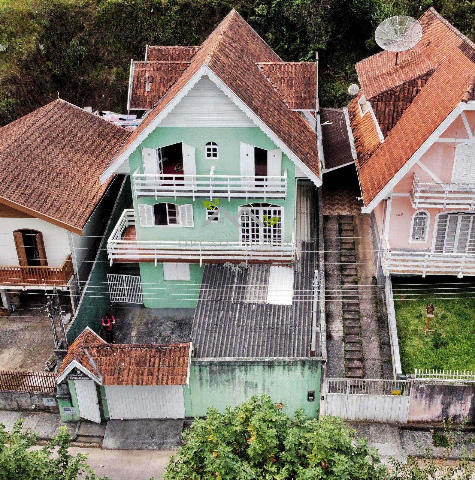 Casa à venda e aluguel com 6 quartos, 184m² - Foto 1